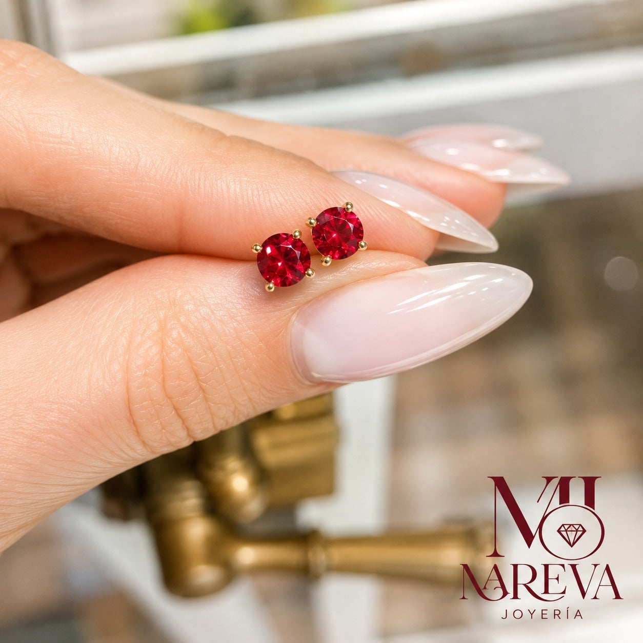 Par arete Punto de luz Rojo - Bañado en oro de 18k